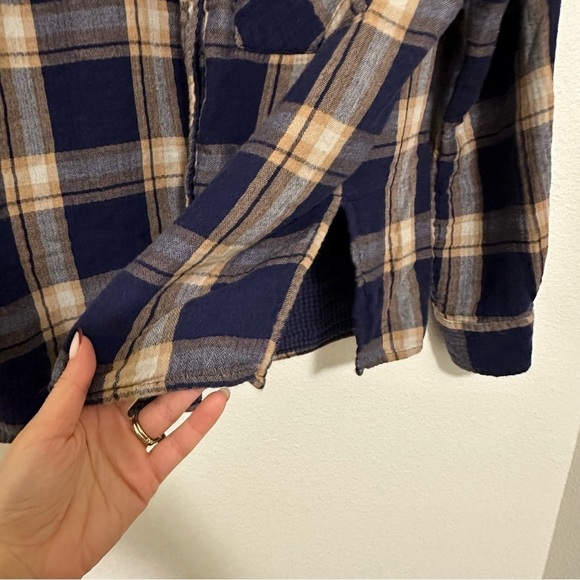 Aerie Super Soft Plaid Shirt Buttoned Navy Blue Tan Cream Size Medium Women’s - Picture 6 of 13